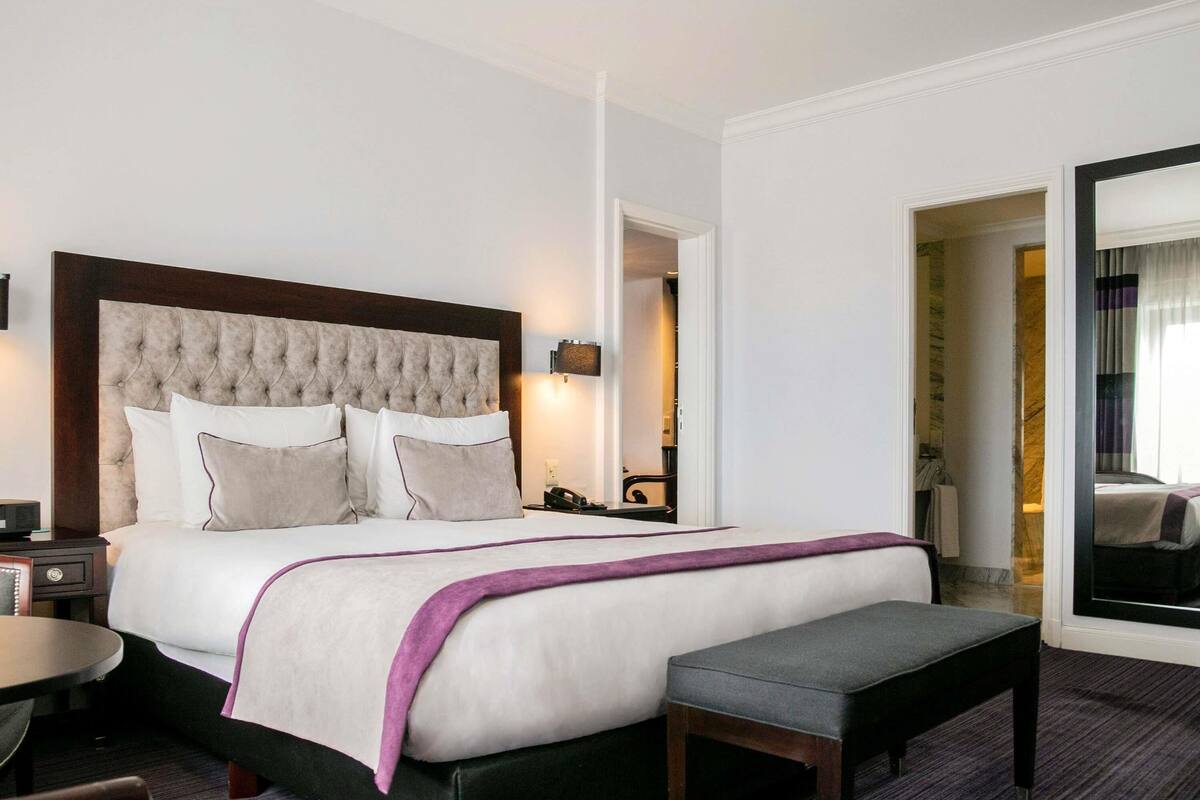 Suite - 1 queensize-seng | Allergivenligt sengetøj, minibar, pengeskab på værelset, skrivebord