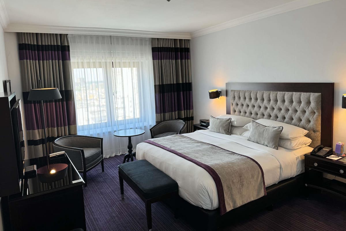 Suite Junior, 1 letto queen, vista città | Biancheria da letto ipoallergenica, minibar, una cassaforte in camera
