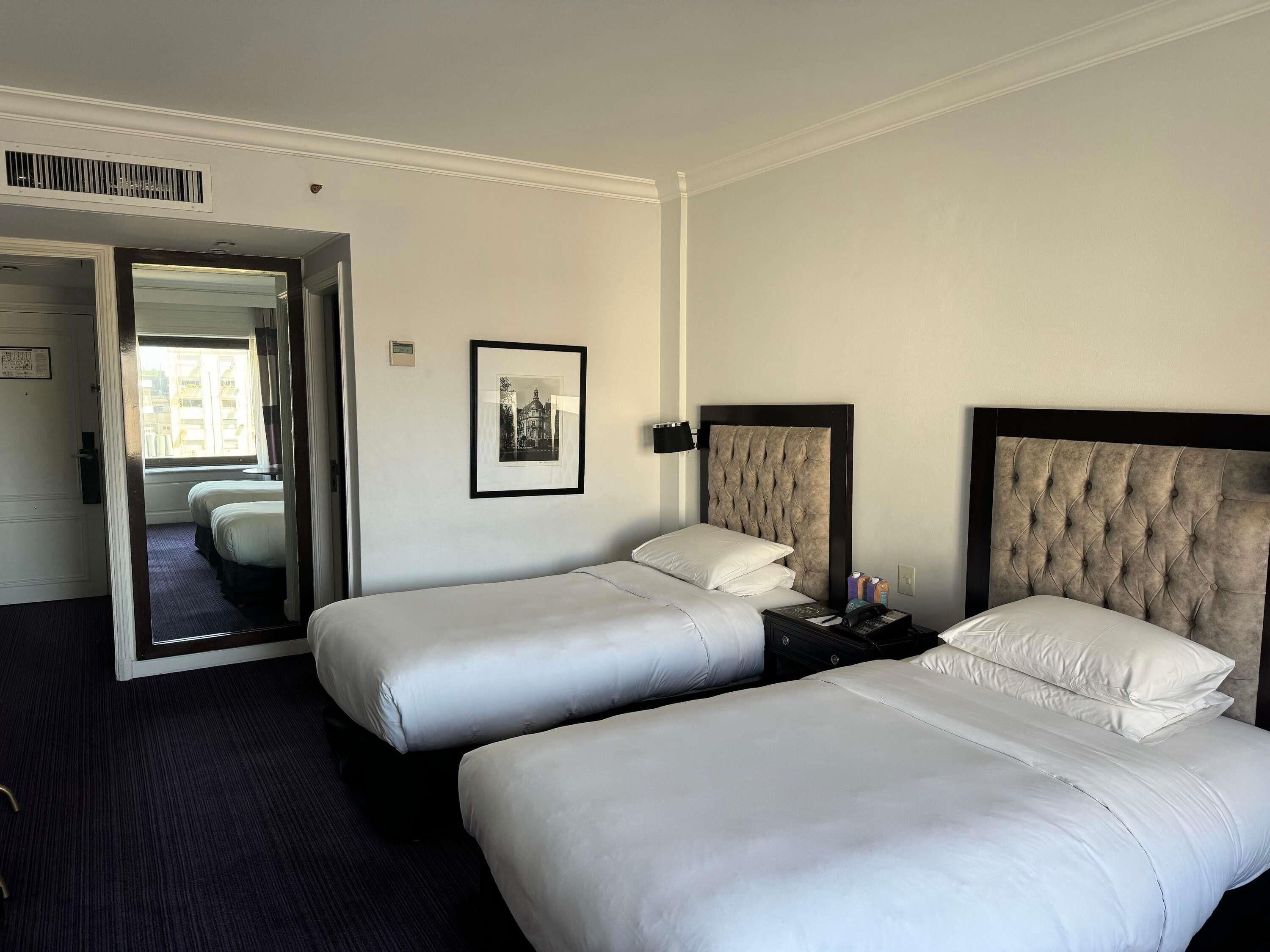 Habitació superior, 2 llits individuals, vistes a la ciutat | Roba de llit hipoal·lergògena, minibar i caixa forta a l'habitació 