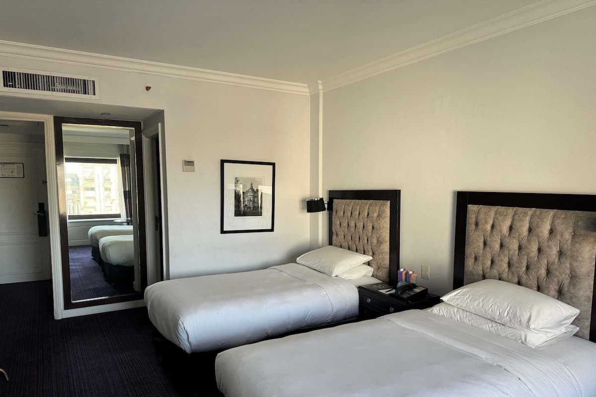 Quarto superior, 2 camas de solteiro, vista para a cidade | Roupas de cama antialérgicas, frigobar, cofres nos quartos, escrivaninha