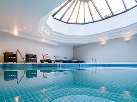 Una piscina cubierta, socorrista en las instalaciones