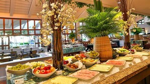 Een buffet met diverse soorten fruit, groenten en vlees.
