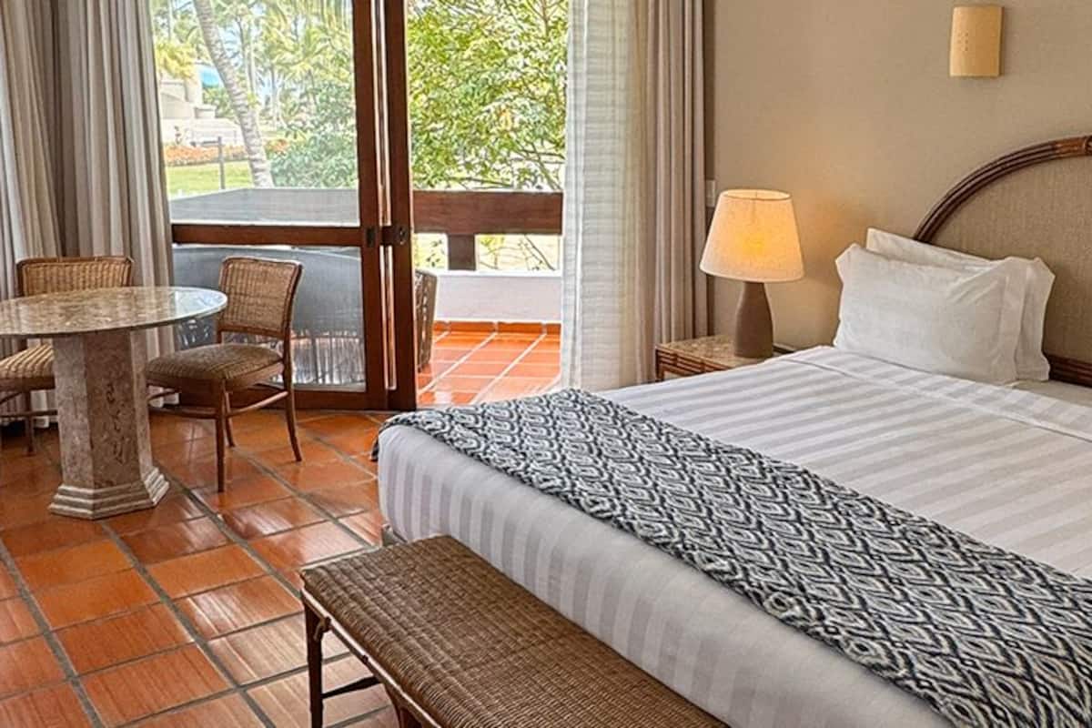 Rom – premium | Allergitestet sengetøy, minibar (inkludert) og safe på rommet