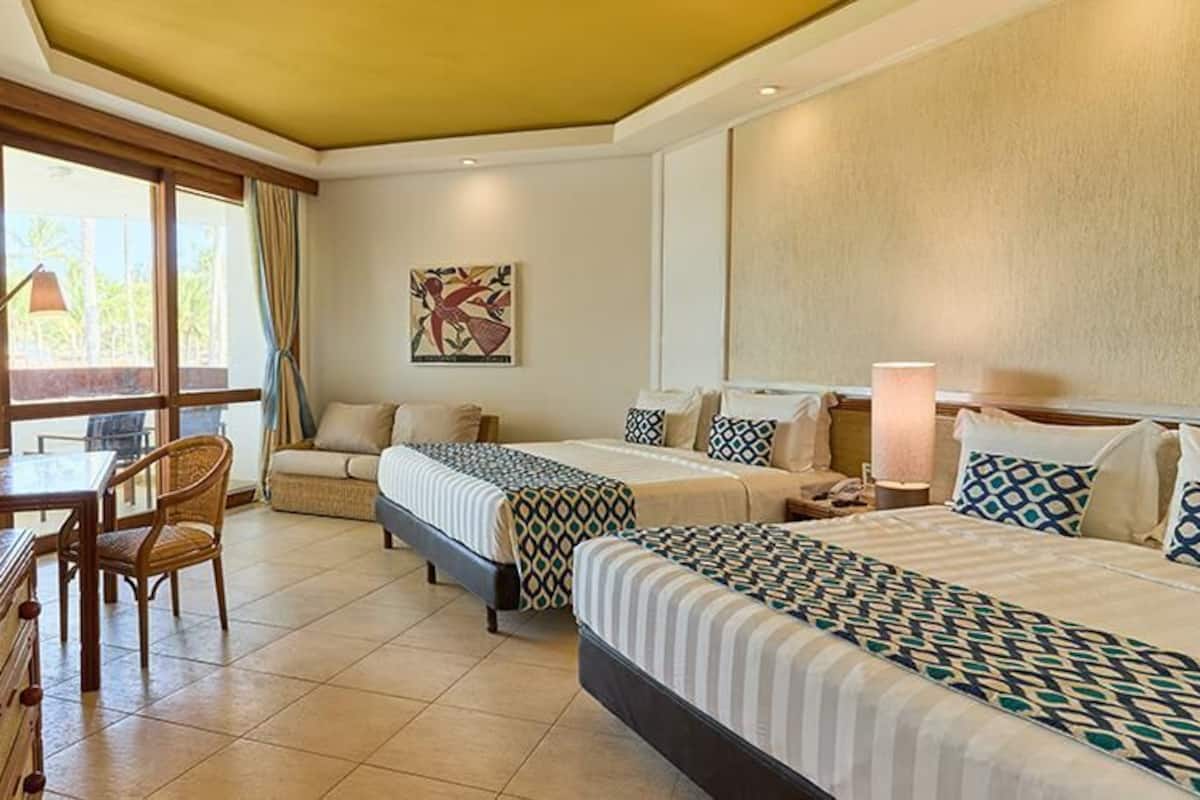 Hypo-allergenic bedding, free minibar, in-room safe, desk