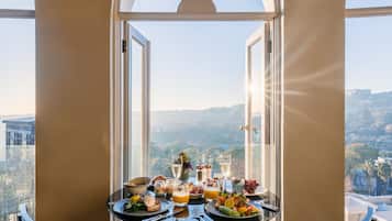 Daily full breakfast (ZAR 550 per person)