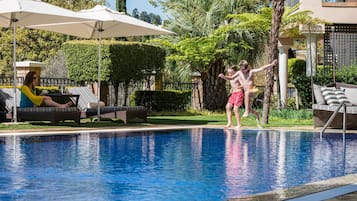 2 udendørs pools, parasoller, liggestole