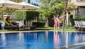 2 piscines extérieures, parasols de plage, chaises longues