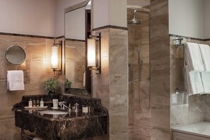 Baignoire et douche séparées, baignoire relaxante profonde