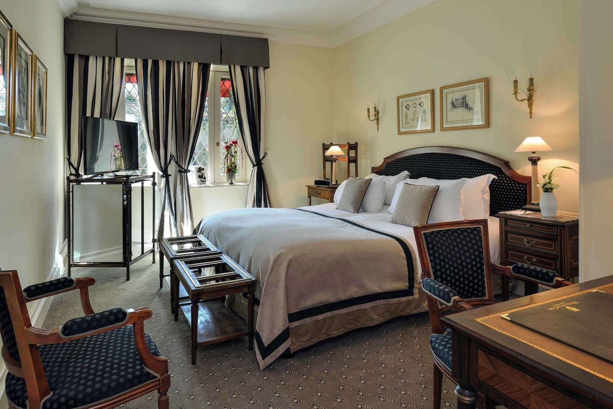 Premium bedding, pillow-top beds, minibar, in-room safe