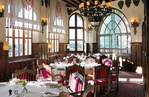 供应早餐、午餐和晚餐，法国菜