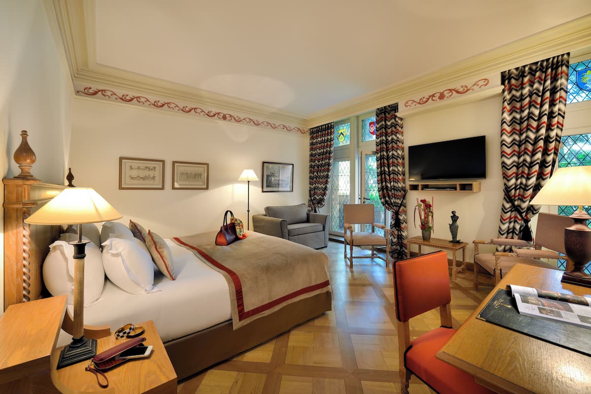 Premium bedding, pillow-top beds, minibar, in-room safe