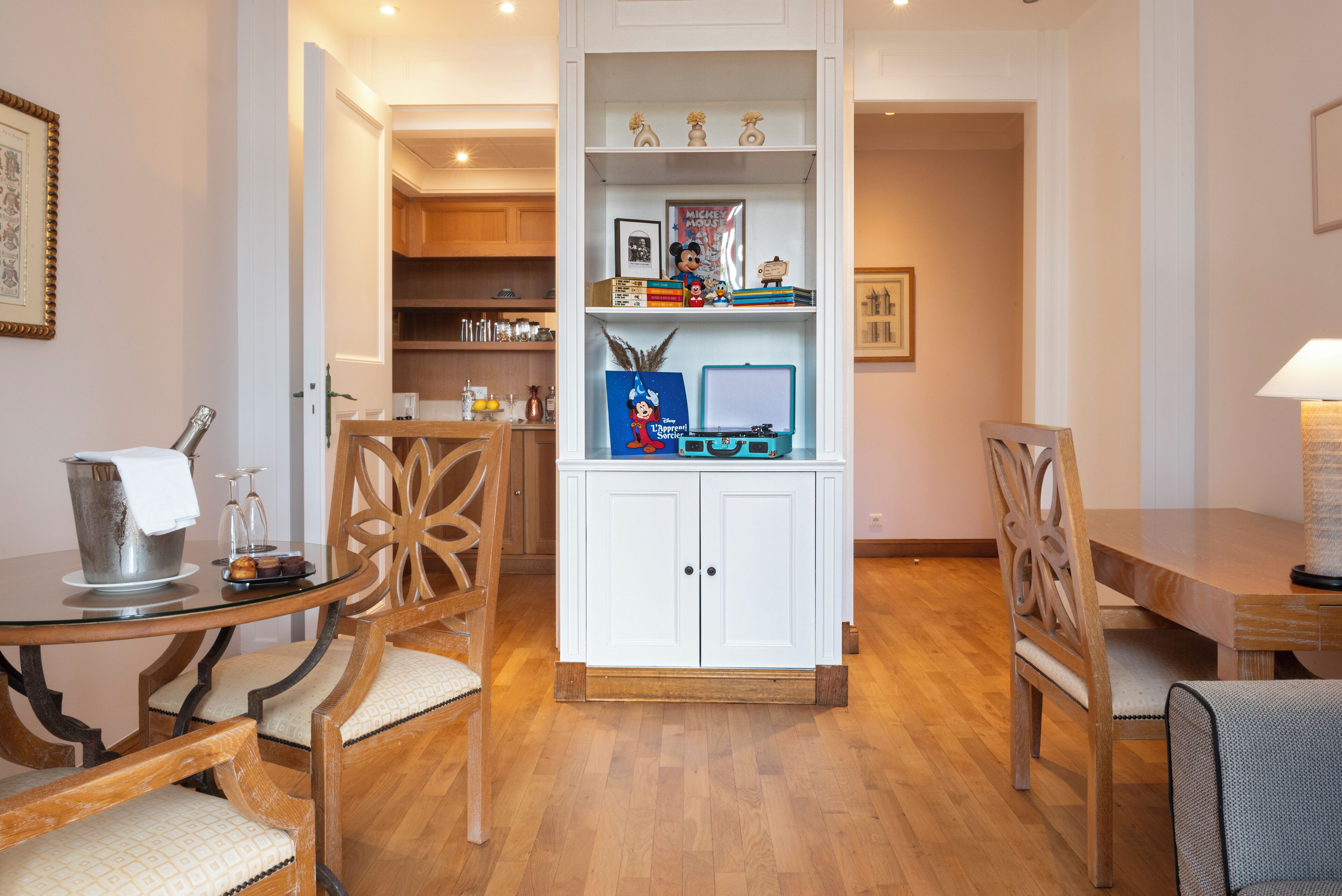 suite, 1 double bed, terrace | living area | 42-inch flat-screen tv with cable channels, tv