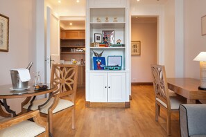 Suite, 1 cama matrimonial, Terraza | Área de sala de estar | Televisión de pantalla plana de 42 pulgadas con canales por cable