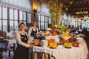 Café da manhã com buffet todos os dias mediante uma taxa