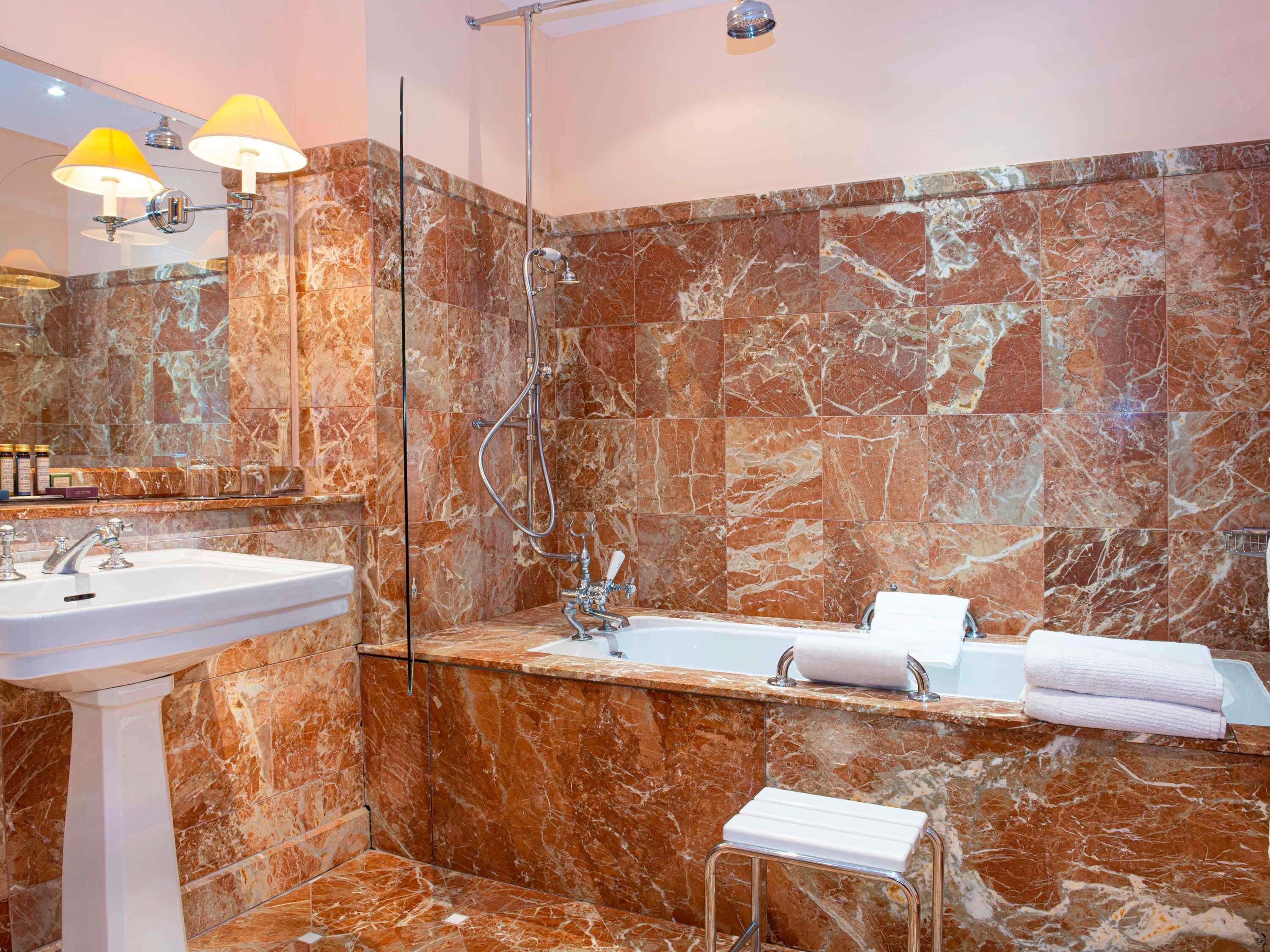 Biancheria da letto di alta qualità, materassi a doppio strato, minibar