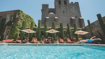 Piscina stagionale all'aperto, ombrelloni da piscina, lettini