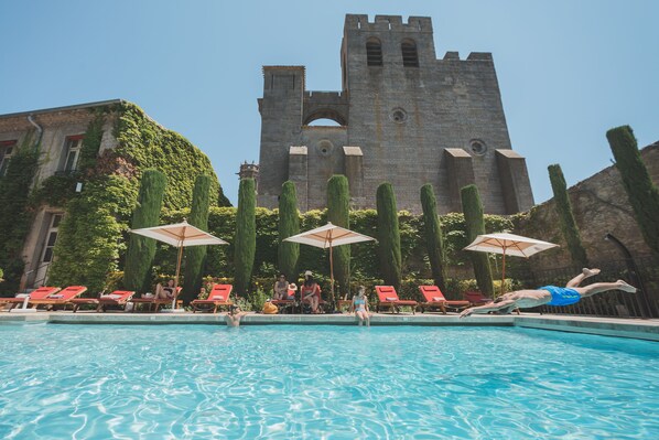 Piscine extérieure en saison, accès possible de 8 h à 20 h, parasols