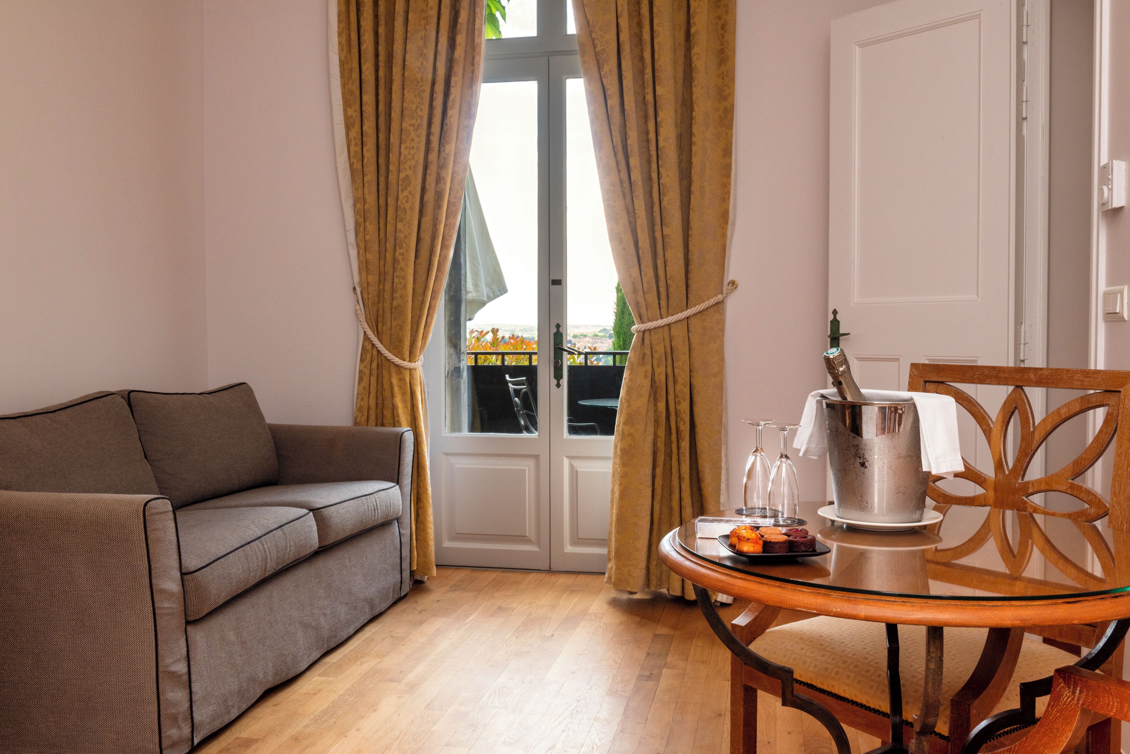 suite, 1 double bed, terrace | living area | 42-inch flat-screen tv with cable channels, tv