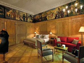 Junior Suite, 1 King Bed with Sofa bed | 1 bedroom, premium bedding, pillowtop beds, minibar