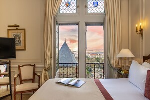 Superior Room overlooking the gardens and ramparts - a king-size bed | Premium bedding, pillowtop beds, minibar, in-room safe