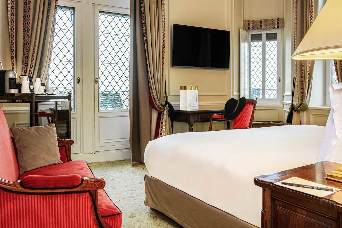 Suite - 1 kingsize-seng | 1 soveværelse, premium-sengetøj, senge med topmadrasser, minibar