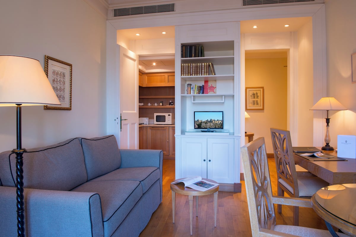 suite, 1 double bed, terrace | living area | 42-inch flat-screen tv with cable channels, tv