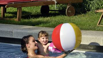 Piscine extérieure (ouverte en saison), parasols de plage