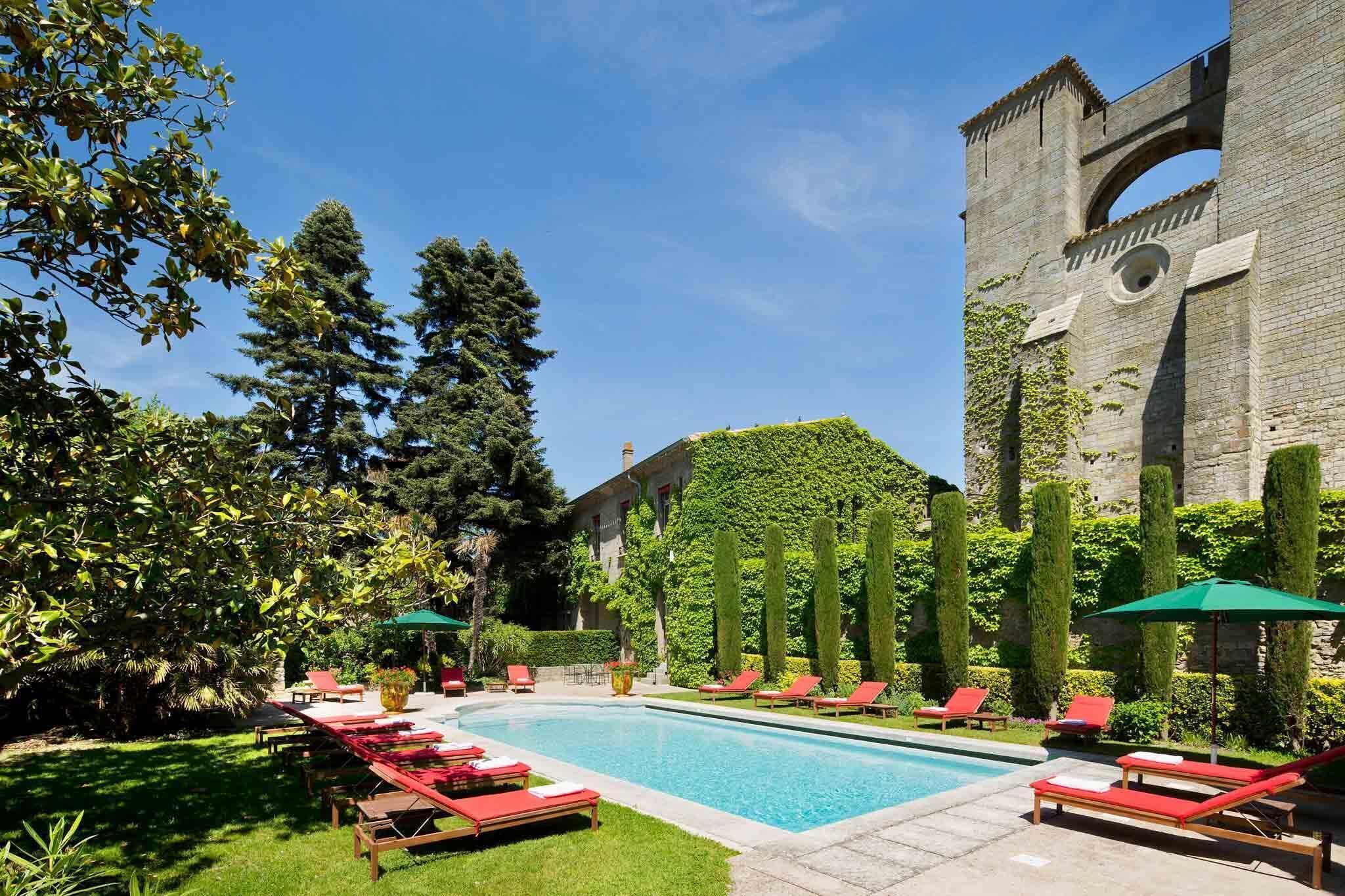 Una piscina al aire libre de temporada, sombrillas
