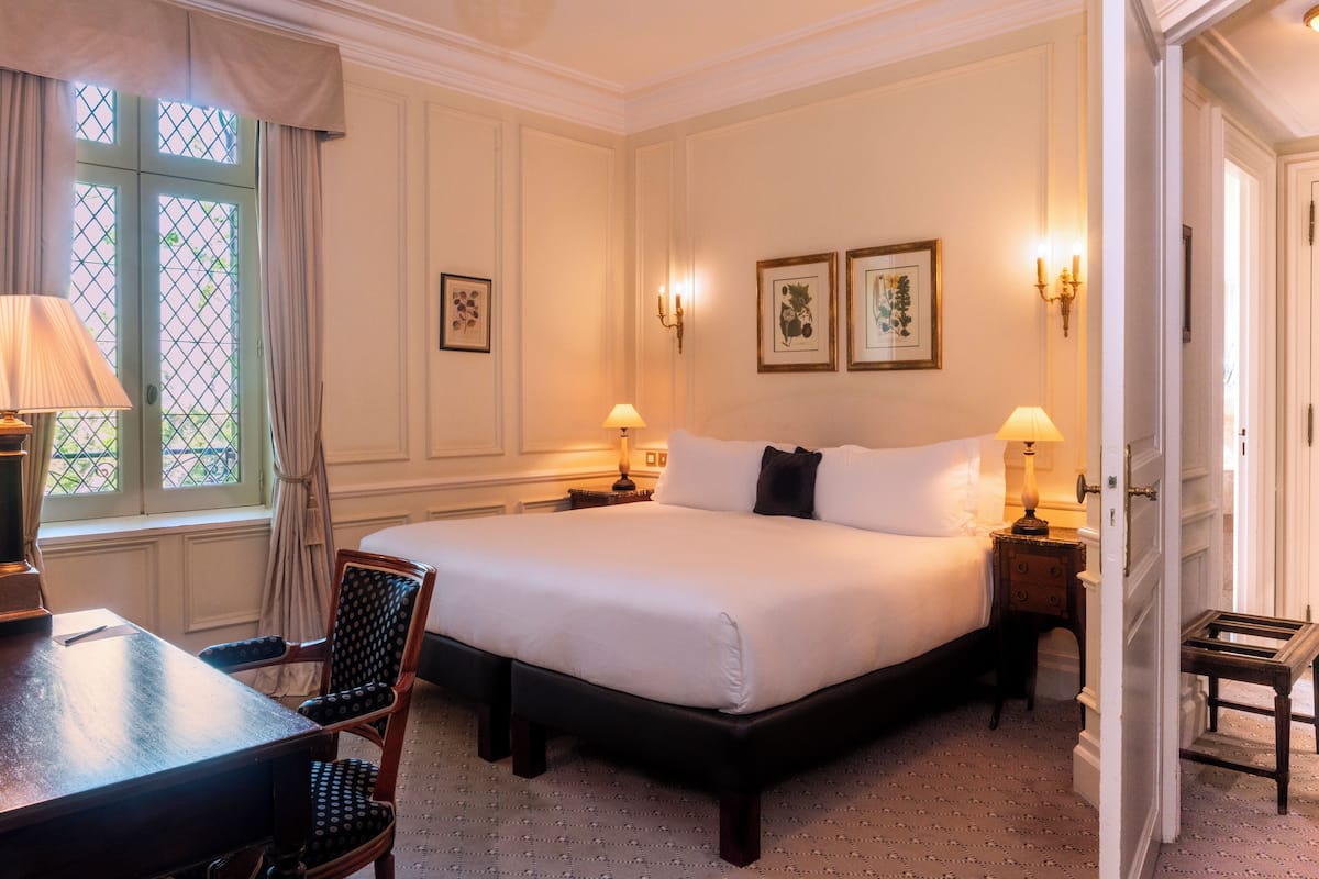 Superior Room overlooking the gardens and ramparts - a king-size bed