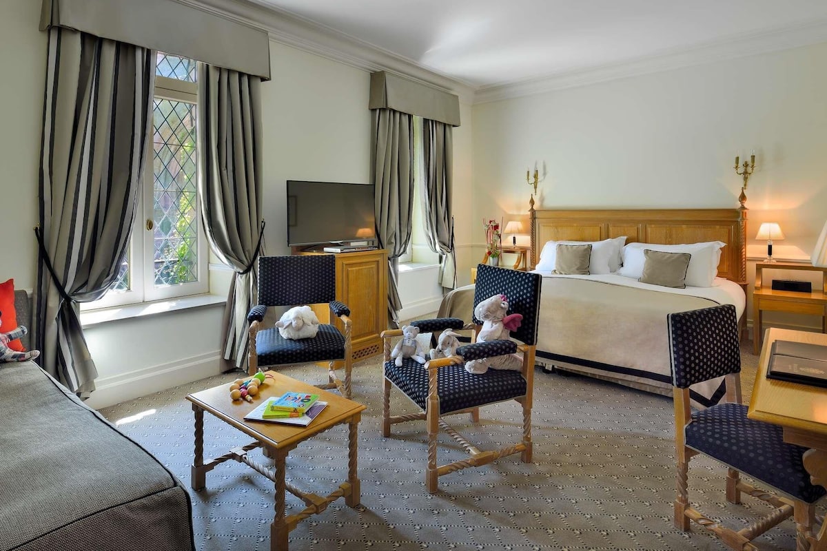 Family Room, Multiple Beds | Premium bedding, pillowtop beds, minibar, in-room safe