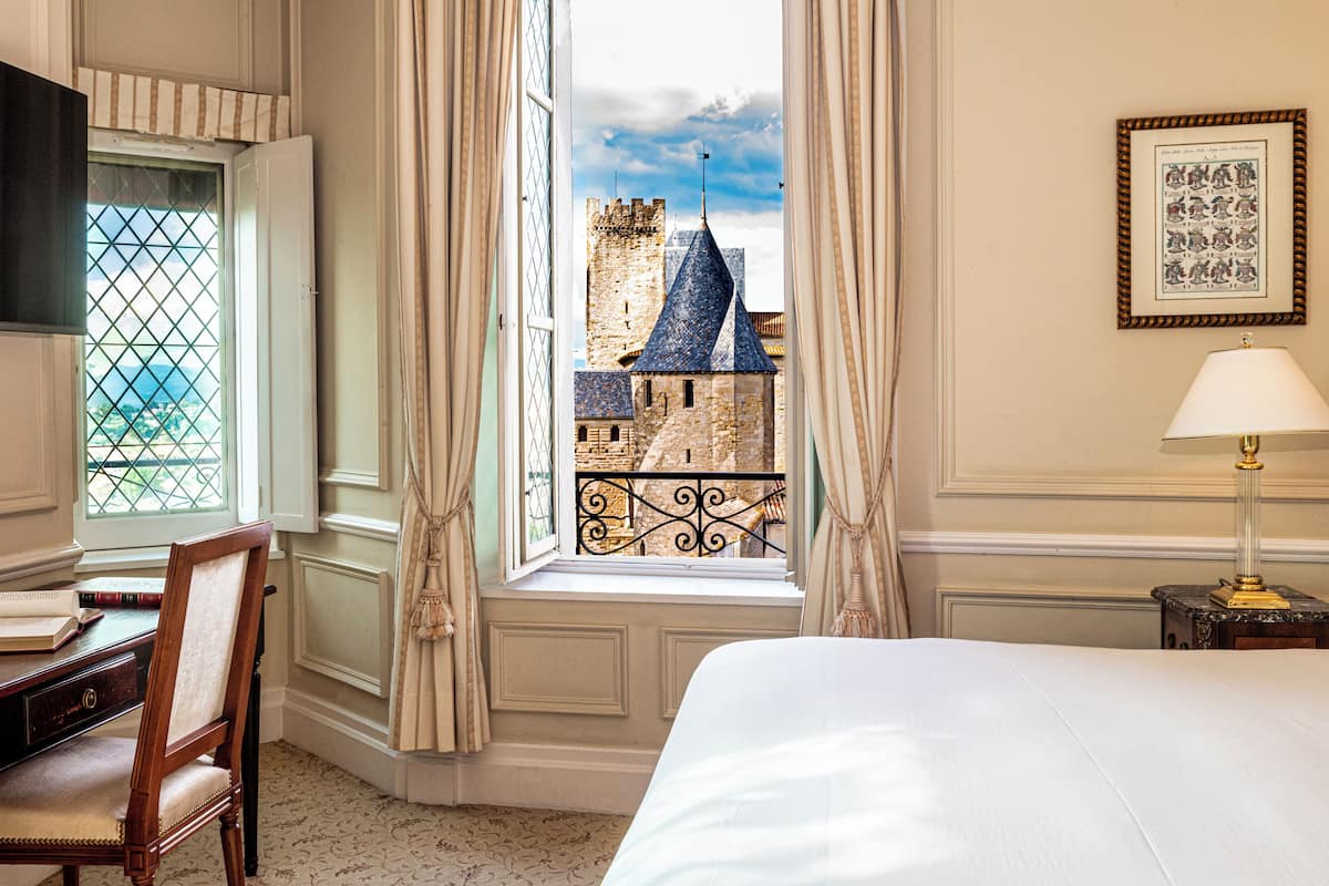 suite, 1 king bed | 1 bedroom, premium bedding, pillow-top beds, minibar