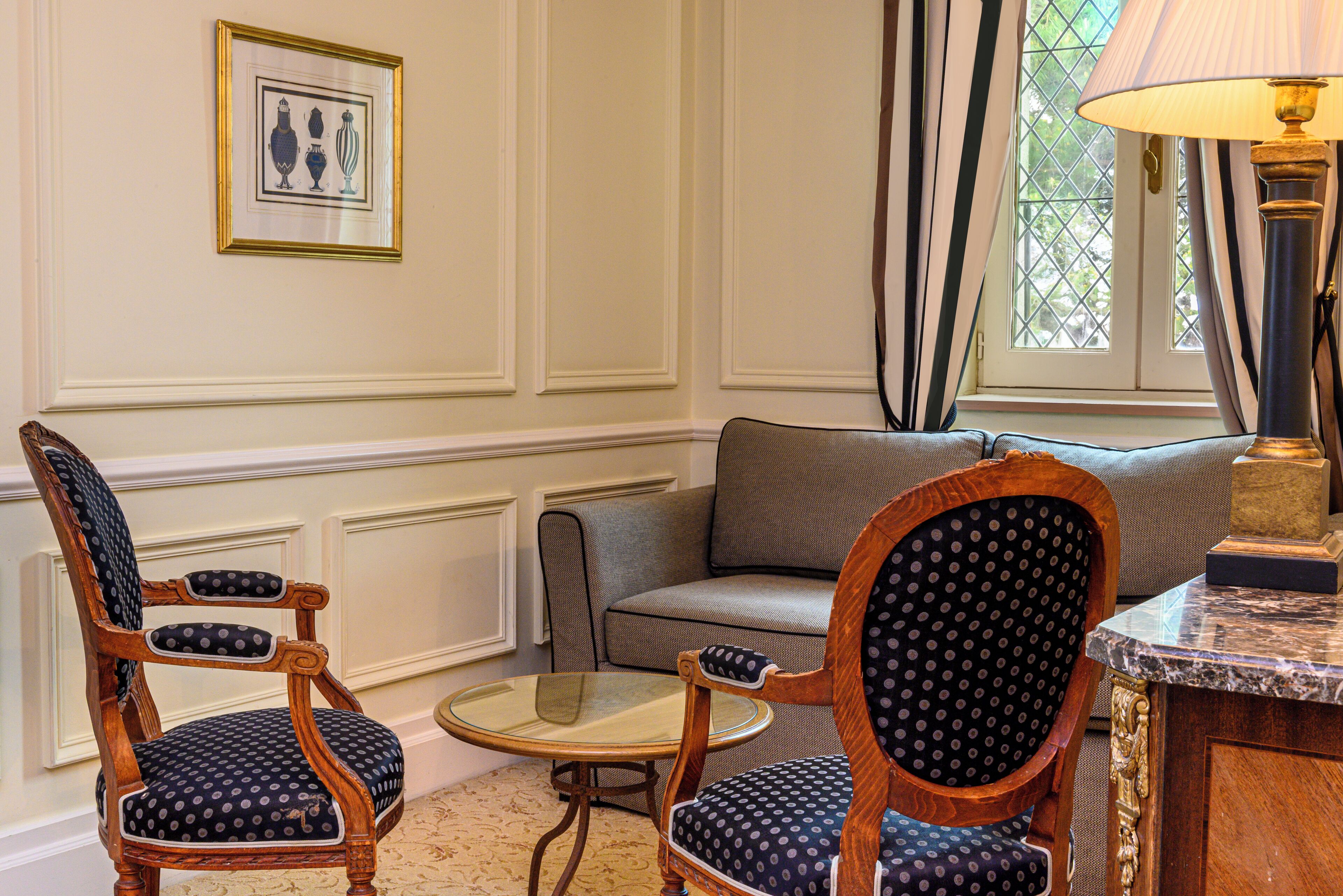 suite, 1 king bed | living area | 42-inch flat-screen tv with cable channels, tv