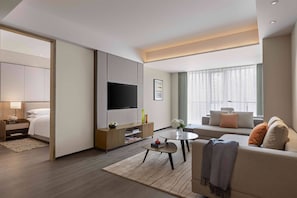Appartement, 1 chambre, non-fumeurs, vue ville | Salle de séjour | Télévision LCD de 50 pouces avec chaînes par satellite, télévision