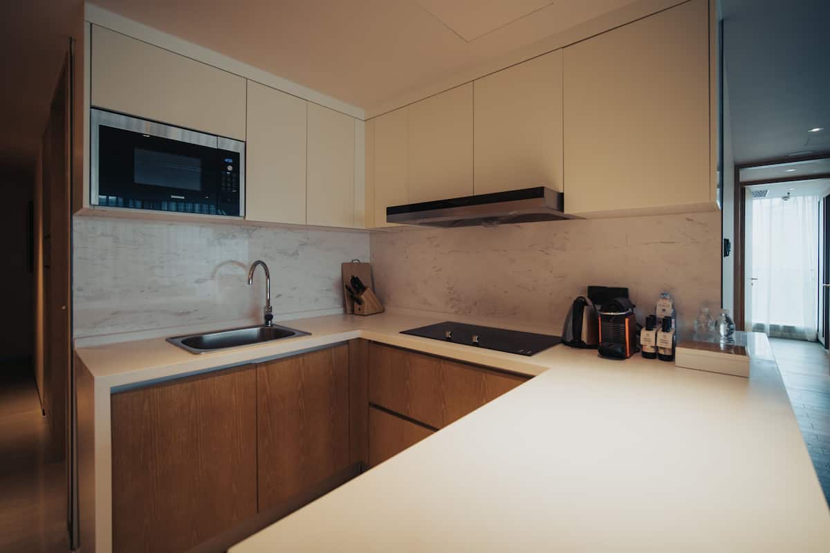 fridge, microwave, stovetop, dishwasher