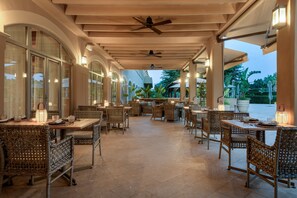 2 restaurants, breakfast served