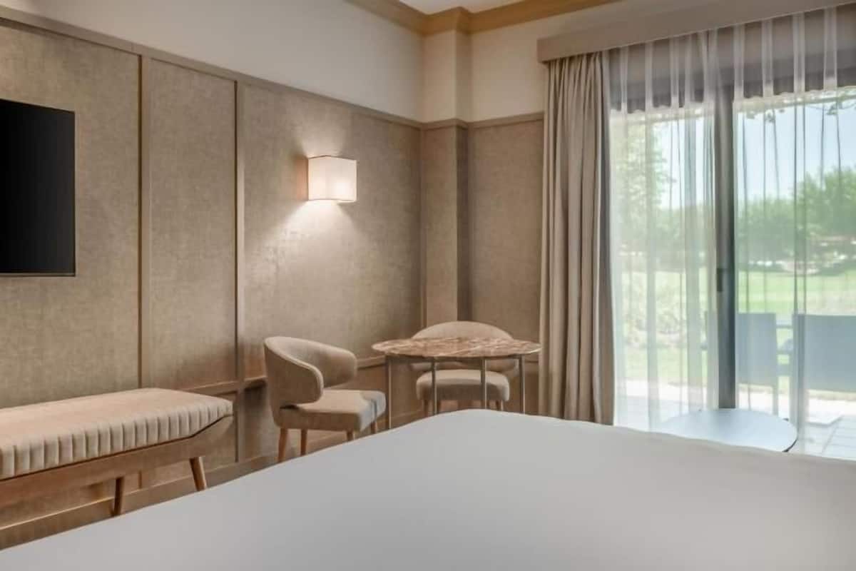 Hypo-allergenic bedding, minibar, in-room safe, individually decorated