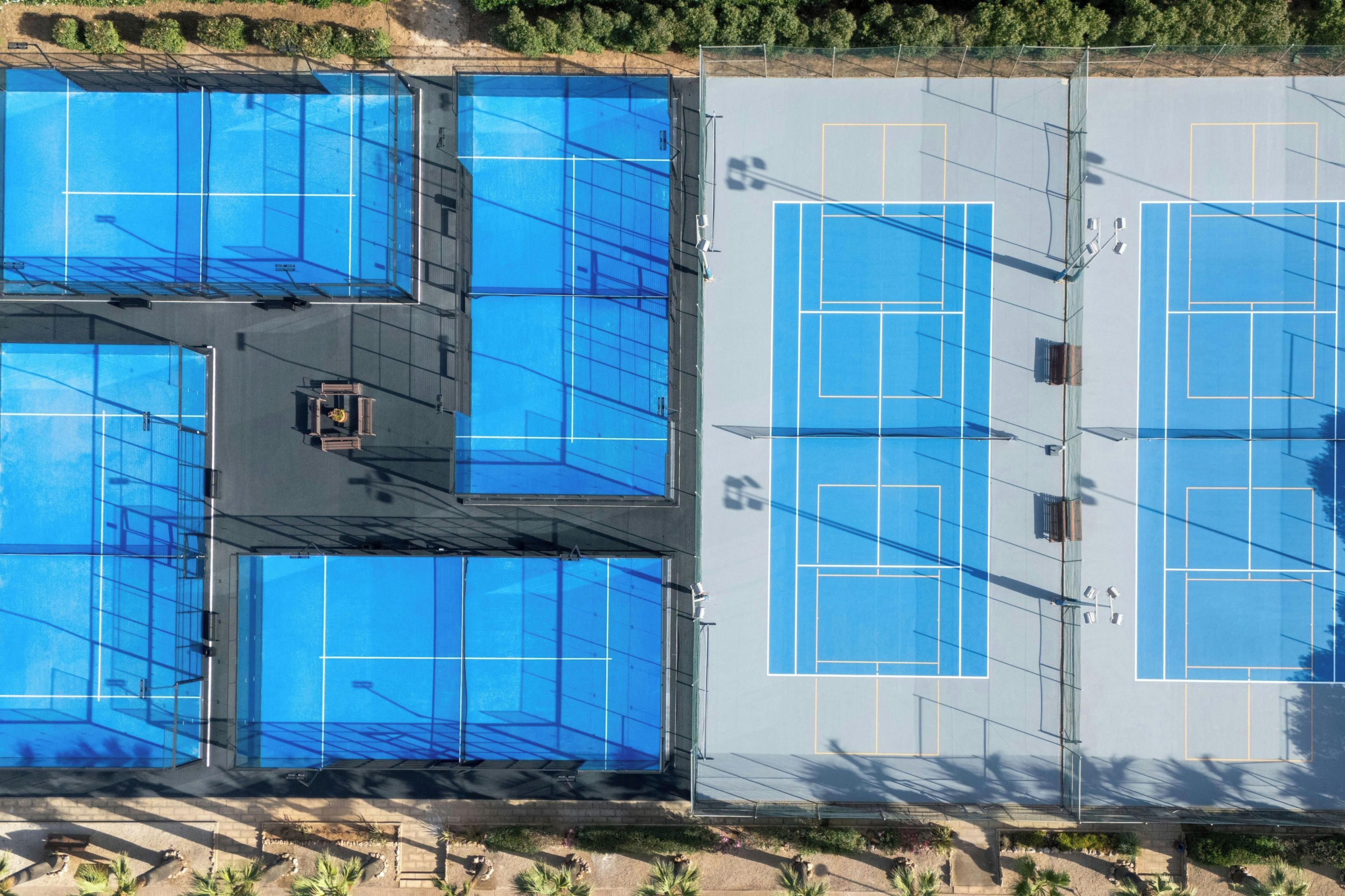 Complejo deportivo de varios niveles con múltiples canchas, incluyendo canchas de tenis y baloncesto.
