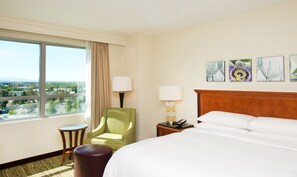 Premium bedding, down duvets, pillow-top beds, in-room safe - Fremont Marriott Silicon Valley (Fremont)