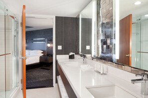 Combined shower/tub, free toiletries, hair dryer, towels