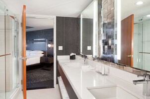 Combined shower/tub, free toiletries, hair dryer, towels