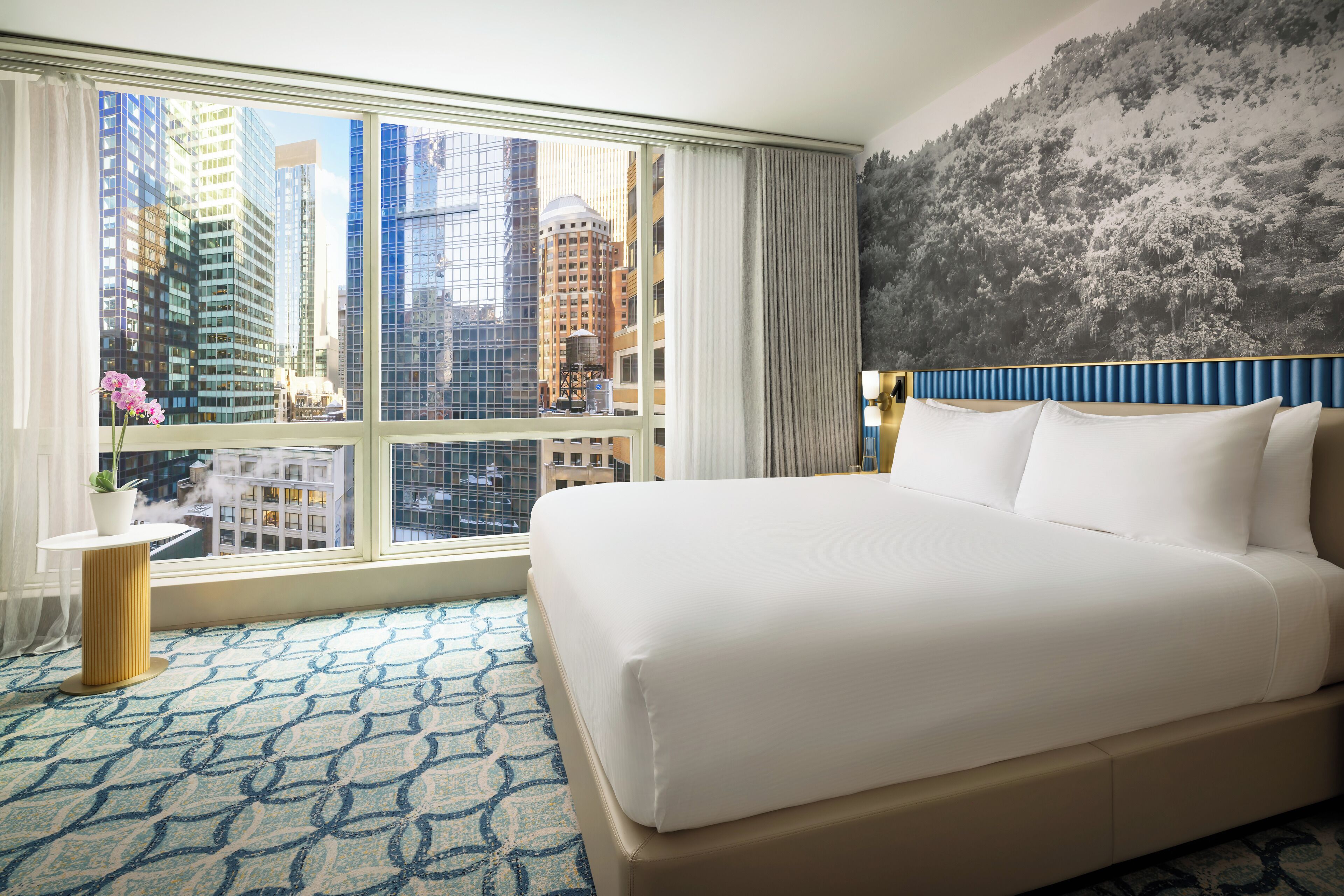 Brankas, meja kerja, ruang kerja ramah laptop, dan tirai kedap cahaya