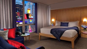 خزنة داخل الغرفة ومكتب ومساحة عمل للكمبيوتر المحمول وستائر تعتيم