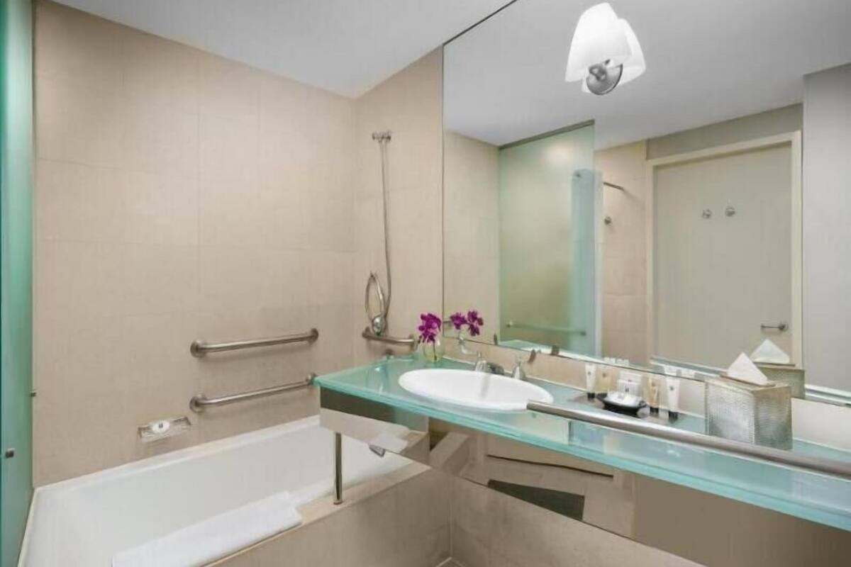 Badkamer | Een douche, gratis toiletartikelen, een haardroger, badjassen
