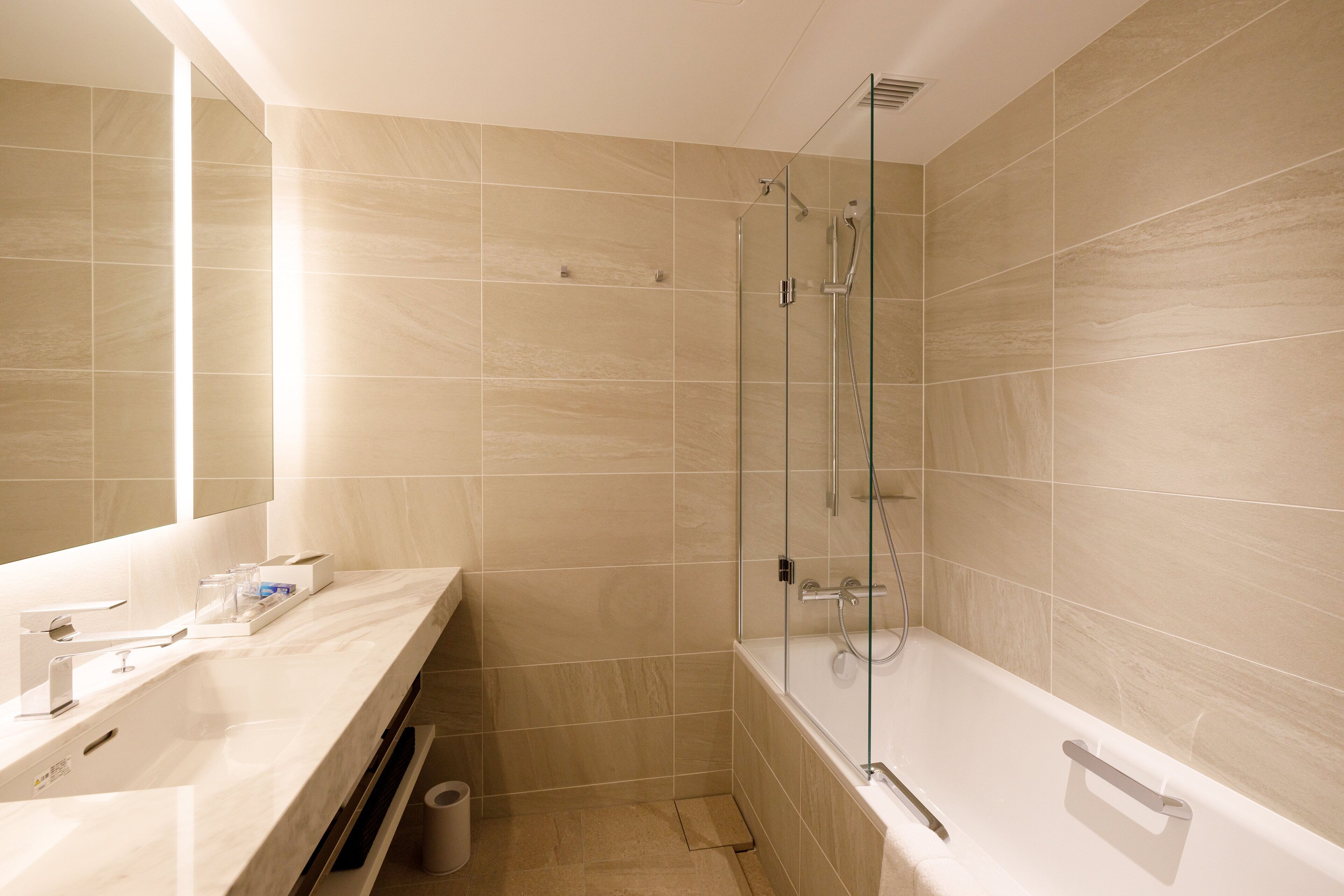 combined shower/bathtub, deep-soaking bathtub, free toiletries