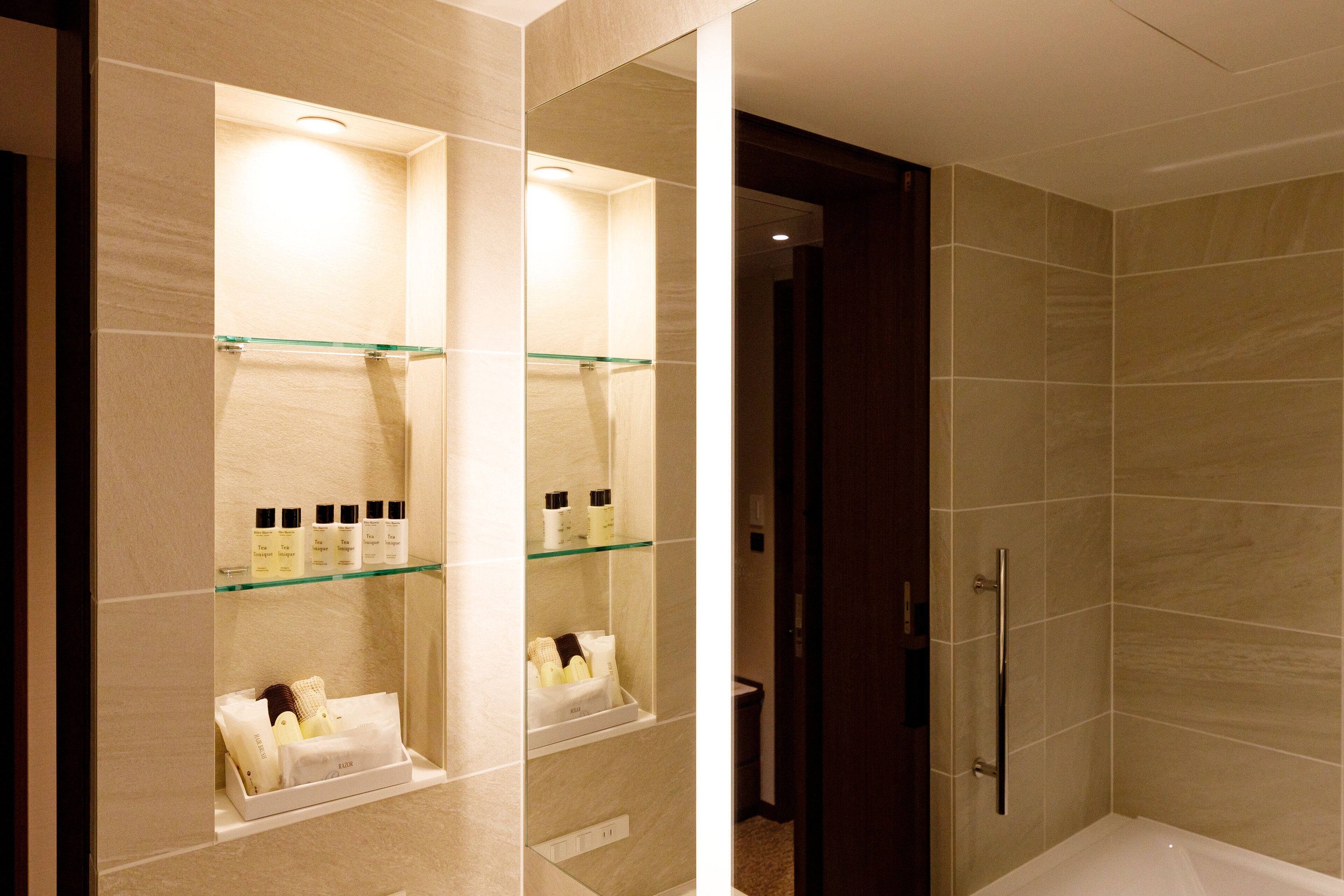 combined shower/bathtub, deep-soaking bathtub, free toiletries