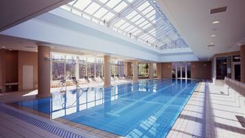 Kolam renang tertutup