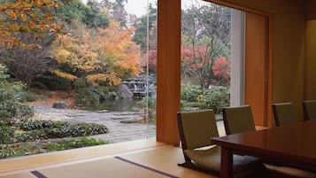 4 restaurantes, se sirven comidas, cenas y cocina china