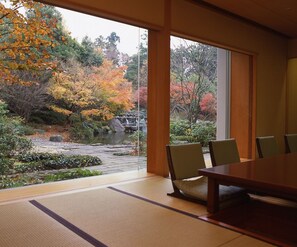 4 間餐廳；供應午餐、晚餐；中國菜