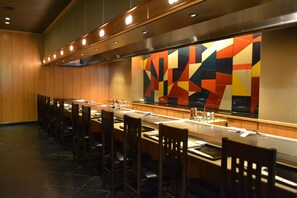4 restaurantes, com serviço de almoço e jantar; culinária chinesa