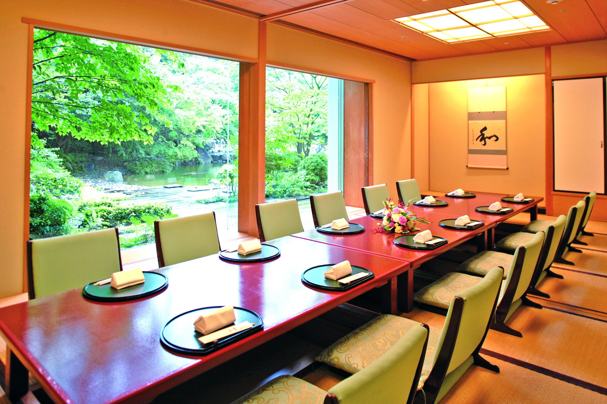 4 restaurants, lunch, dinner served; chinese cuisine